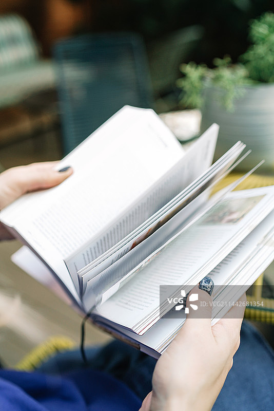 西班牙女子阳光明媚的春日肖像图片素材