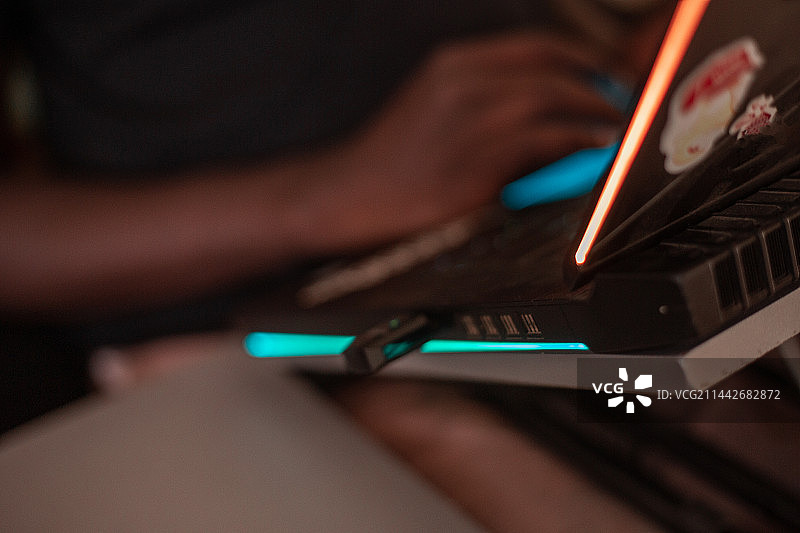 使用笔记本电脑的年轻男子特写，阿克拉，加纳图片素材