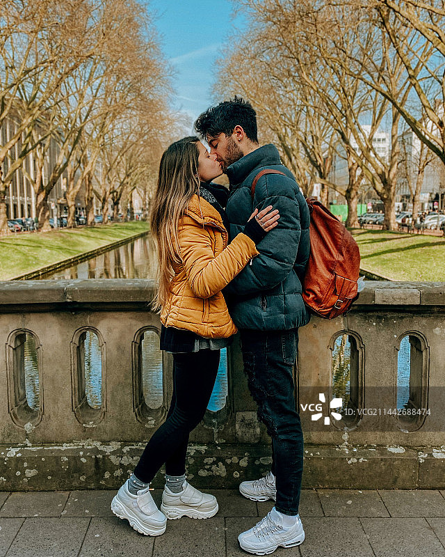 相爱的漂亮年轻情侣，共度美好时光图片素材