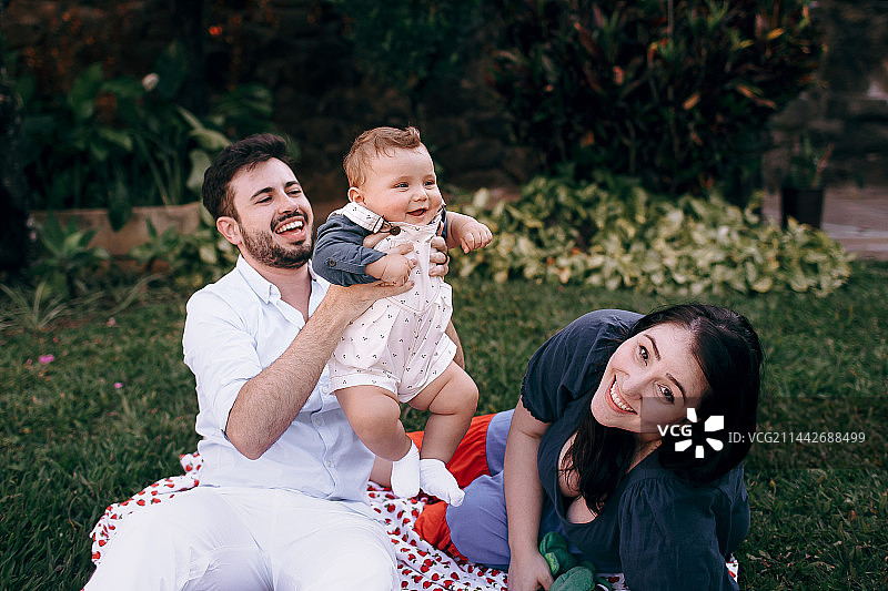 幸福家庭草地野餐人像，巴西米纳斯吉拉斯州贝洛奥里藏特图片素材
