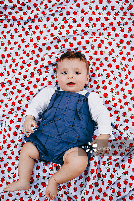 坐在公园野餐毯上的可爱男婴，巴西米纳斯吉拉斯州贝洛奥里藏特图片素材