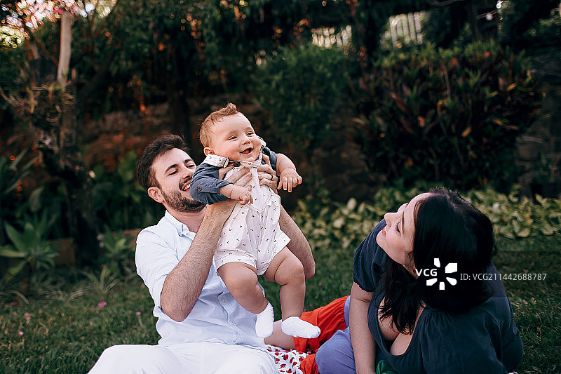 幸福家庭草地野餐人像，巴西米纳斯吉拉斯州贝洛奥里藏特图片素材