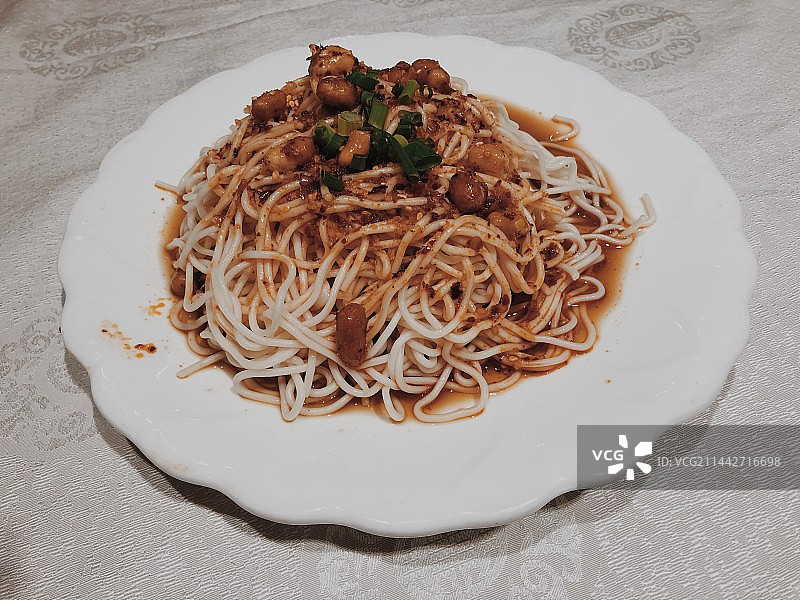 餐桌上凉面美食 面条的高角度视图图片素材