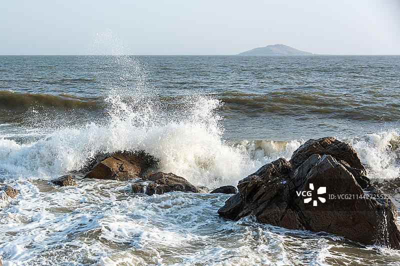 辽宁省兴城市觉华岛海浪图片素材