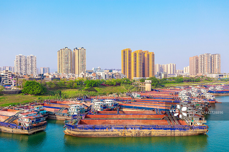 广西贵港，市中心，郁江停泊的货船图片素材