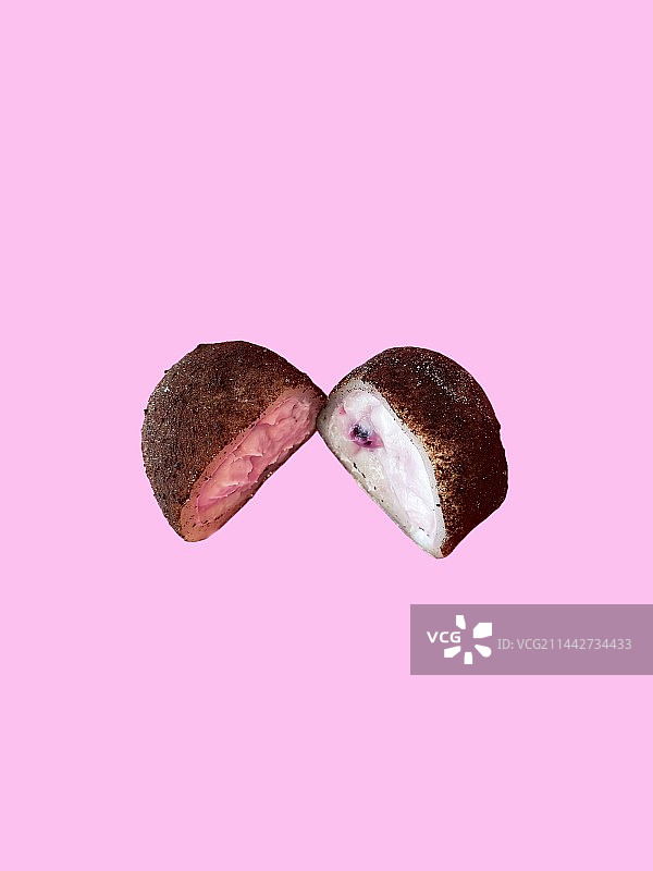 夹心糯米大福特写，纯色背景下的甜点，中式点心，粉红色背景上的食物特写镜头图片素材