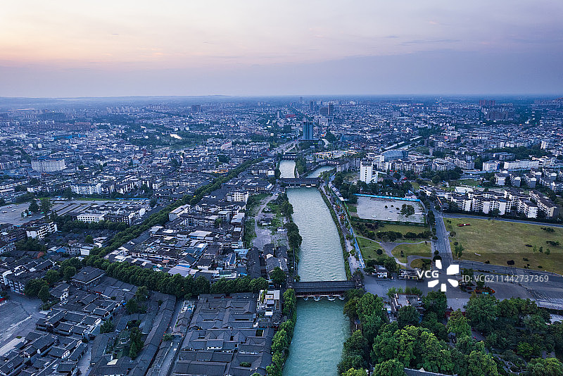 成都都江堰市区高视角清晨日出航拍图片素材