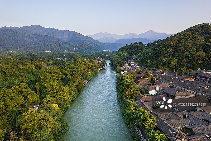 成都都江堰景区伏龙观宝瓶口离堆清晨航拍图片素材