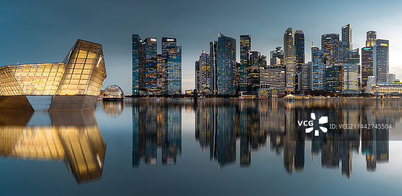 滨海湾城市天际线 配上LV店的金黄色灯光图片素材