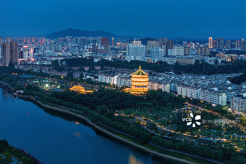 河南信阳浉河茗阳阁夜景航拍俯瞰图片素材