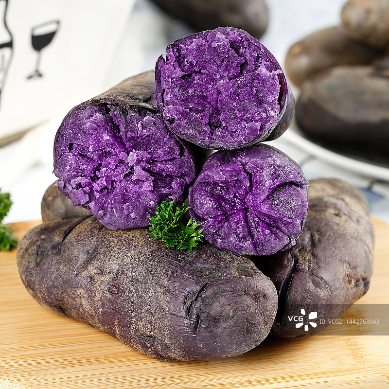 浅底上的紫土豆图片素材