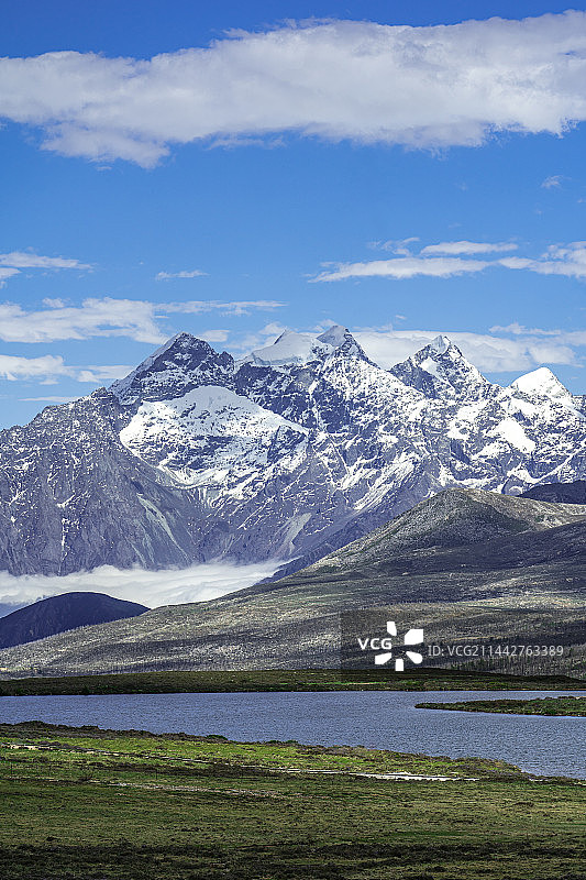 川西红海子和背后的雪山云海图片素材