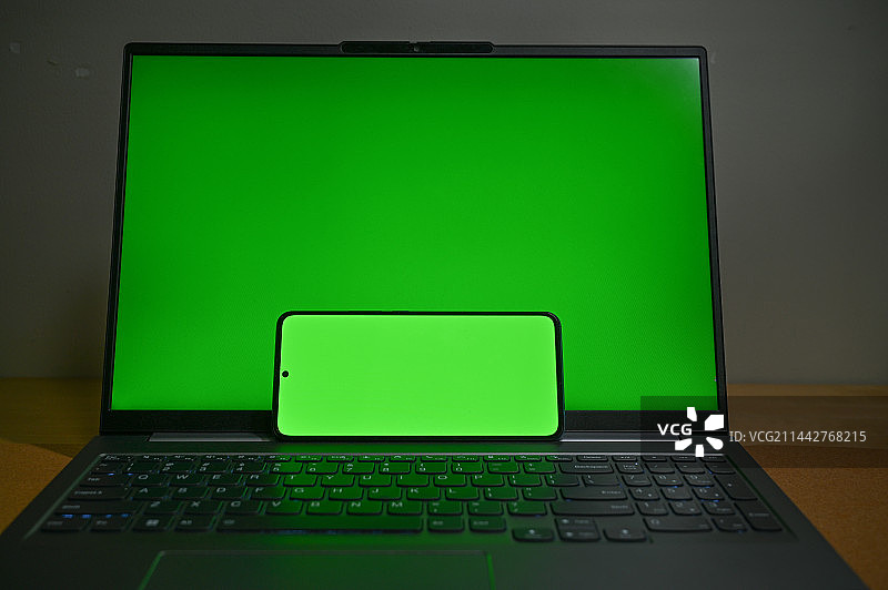 手机和电脑在绿幕下可抠图图片素材