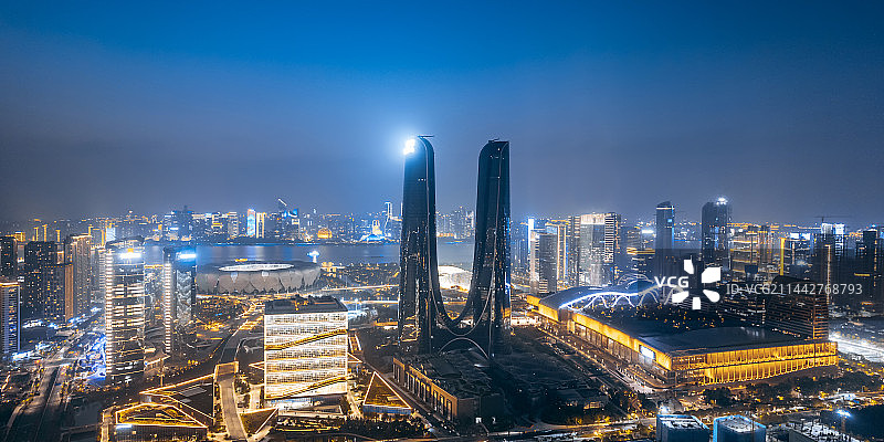 中国浙江杭州杭州之门航拍夜景图片素材