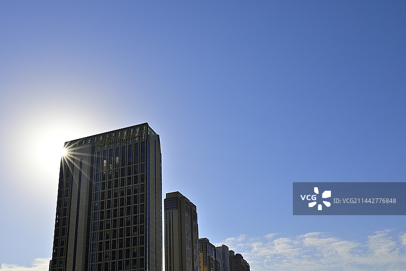 蓝天下现代建筑的低视角图片素材