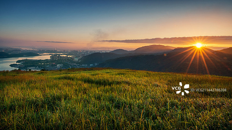 湖北省黄石市山顶草甸的日出图片素材