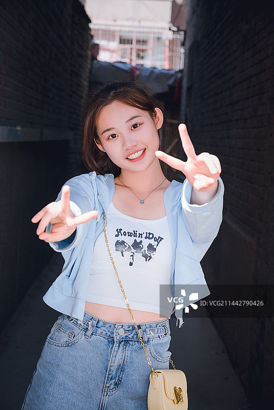 活力少女在老小区的日常感写真照图片素材