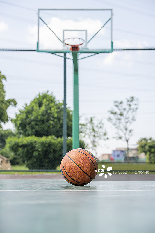 篮球场地上放着一只篮球图片素材