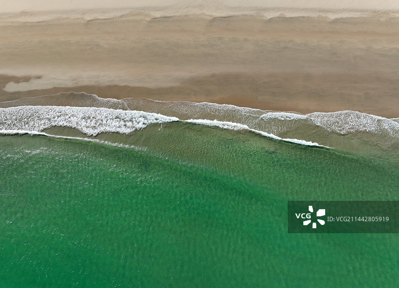 广东省深圳市大鹏新区西涌旅游度假区仙人掌沙滩情人岛航拍图片素材