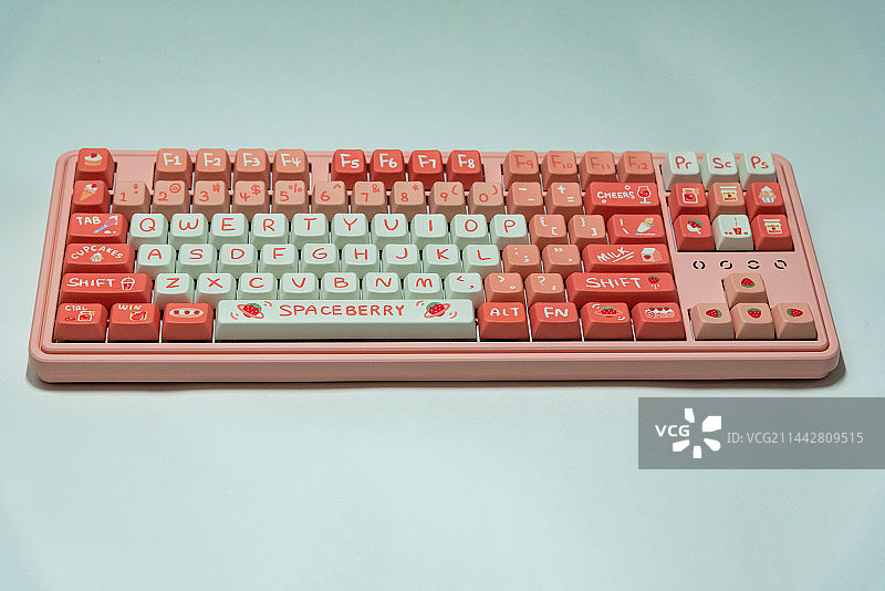 纯色背景下的键盘图片素材