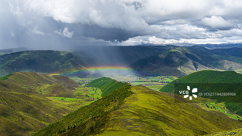 四川甘孜川西高原之上的双彩虹气象景观图片素材