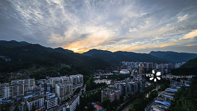 重庆市酉阳土家族苗族自治县 城北城市建筑群桃花源景区桃花源广场酉州古城夜景，日落火烧云晚霞图片素材