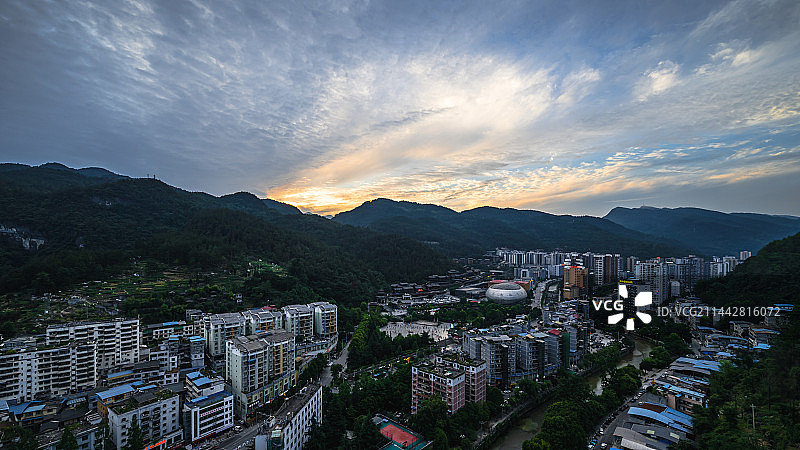 重庆市酉阳土家族苗族自治县 城北城市建筑群桃花源景区桃花源广场酉州古城夜日落时城市建筑物的高角度俯视图片素材