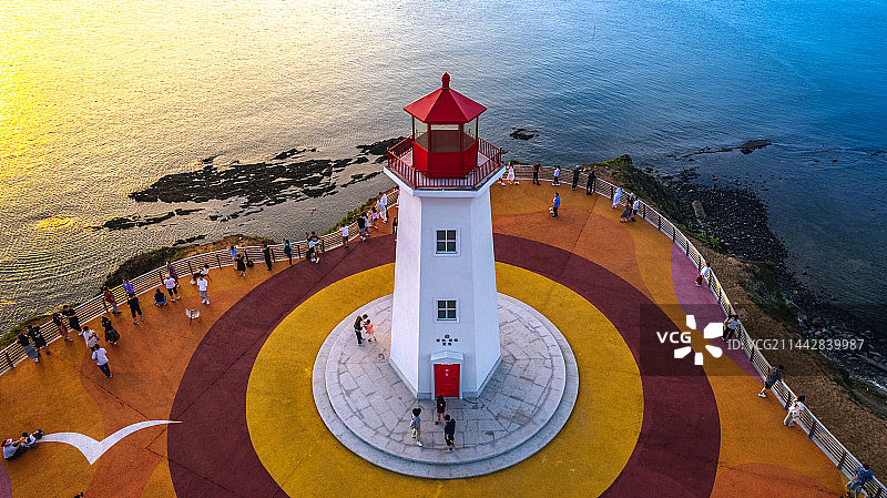 航拍夕阳下的落霞湾公园灯塔图片素材