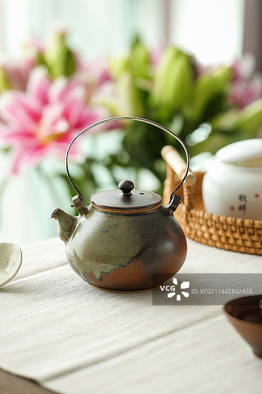 桌上茶壶的特写镜头|窑变瓷器图片素材