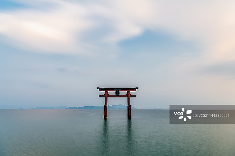 日本京都滋贺县高岛市琵琶湖边（白须神社）水上鸟居夏季户外风光图片素材