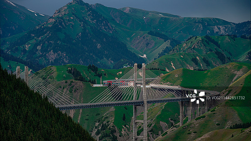 赛里木湖与果子沟大桥图片素材