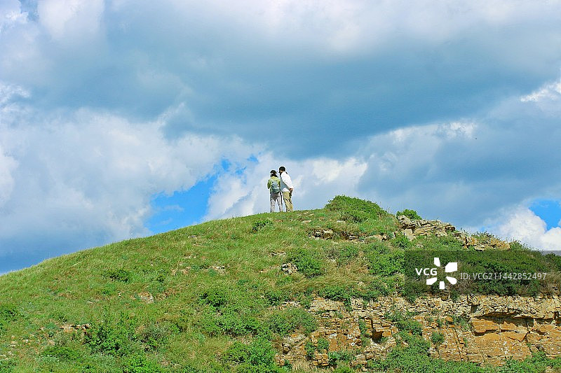 北京灵山景区高山草甸上徒步的人群图片素材