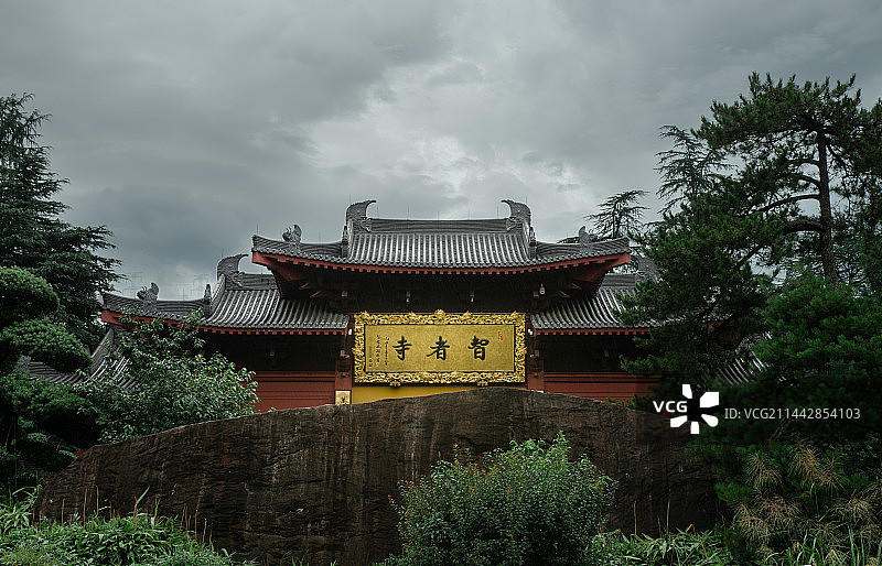 雨中智者寺图片素材