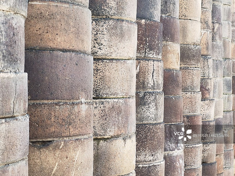 烧制陶瓷用的龙盆（匣钵）图片素材