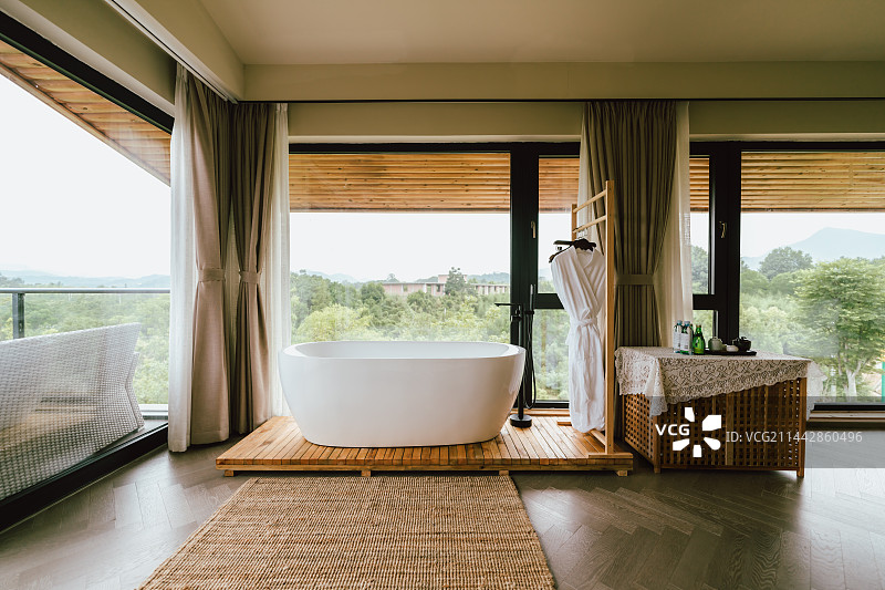 现代感民宿酒店里泡花瓣药浴图片素材