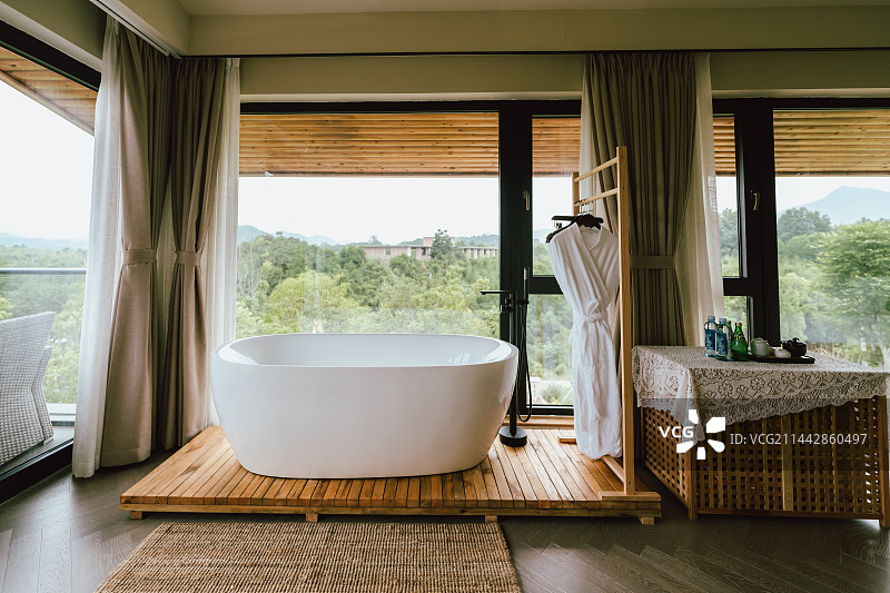 现代感民宿酒店里泡花瓣药浴图片素材