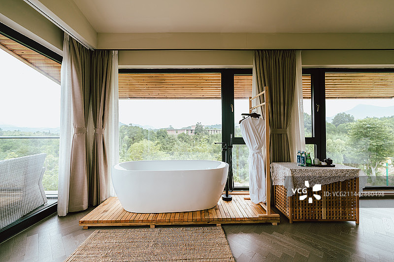 现代感民宿酒店里泡花瓣药浴图片素材