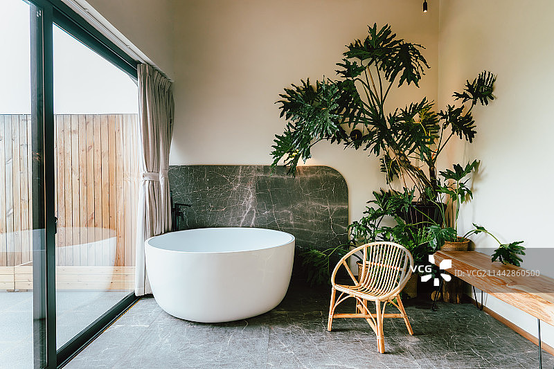 现代感民宿酒店里泡花瓣药浴图片素材