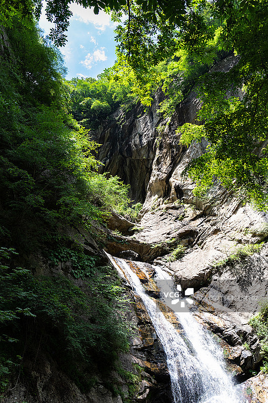 陕西秦岭太平国家森林公园中的高山瀑布图片素材