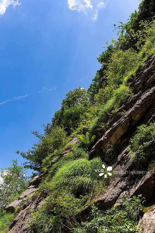 陕西秦岭太平国家森林公园蓝天岩石树木图片素材