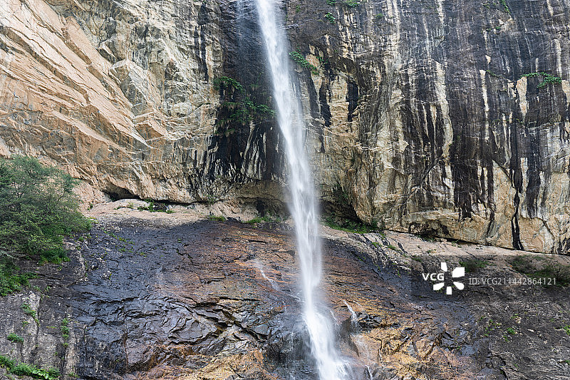 陕西秦岭太平国家森林公园中的高山瀑布图片素材