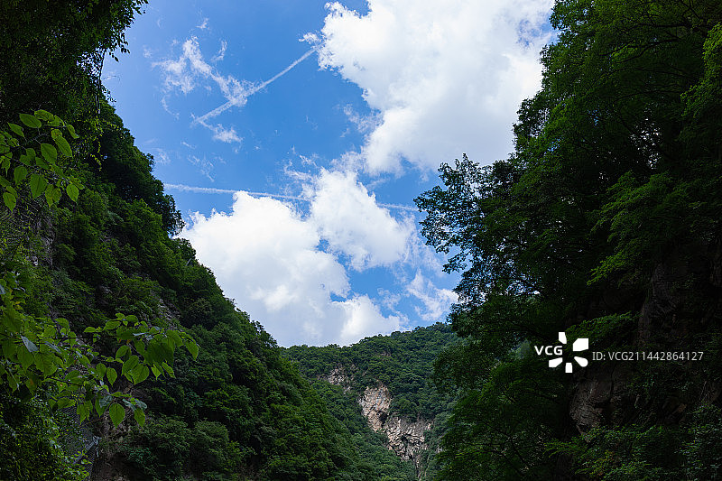 陕西秦岭太平国家森林公园景观蓝天白云森林山峰图片素材