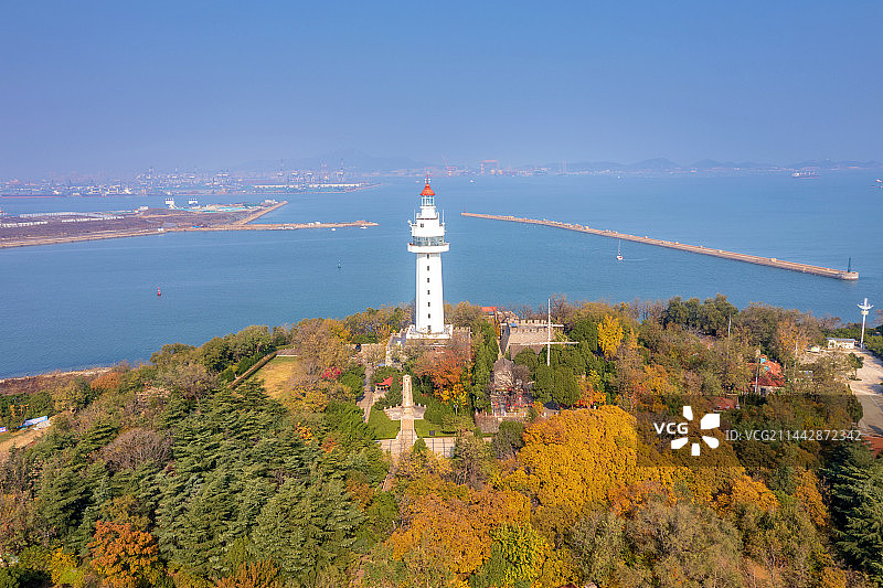 中国山东烟台市航拍烟台山灯塔图片素材