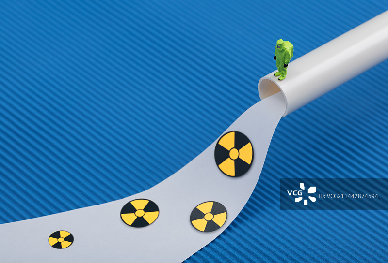 微缩创意向海洋排放核废料的管道图片素材