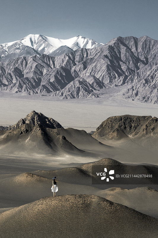 青海冷湖镇黑山，站在沙漠中的人图片素材