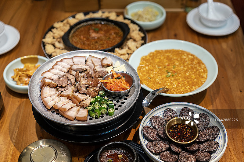 餐桌上韩国食品高视角特写图片素材