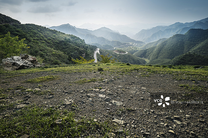 山顶平台远眺层叠群山，夏季自驾游主题图片图片素材