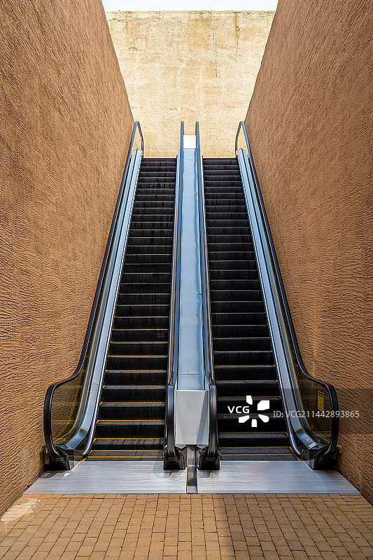 户外安装运营的扶梯电梯图片素材