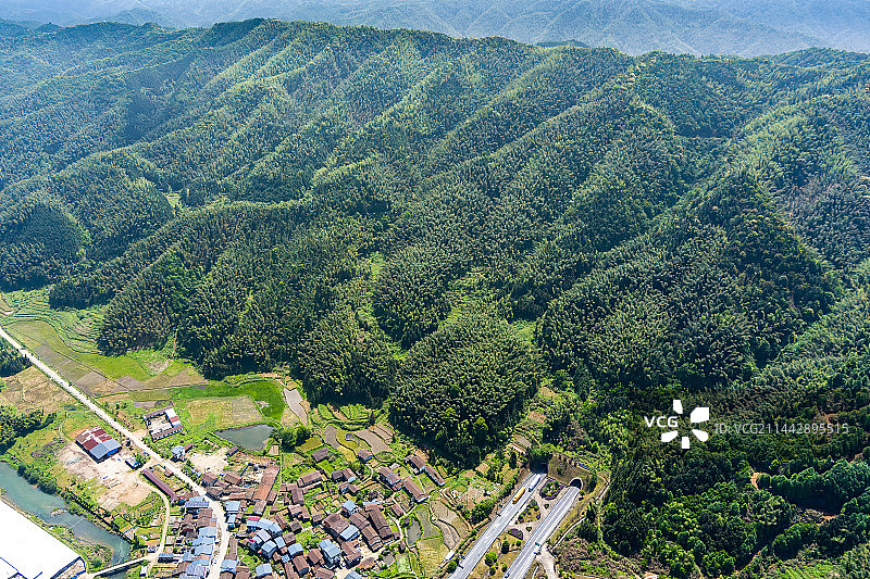 大山中的高速公路图片素材