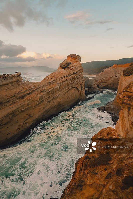 日落时分的海景和岩石景观图片素材